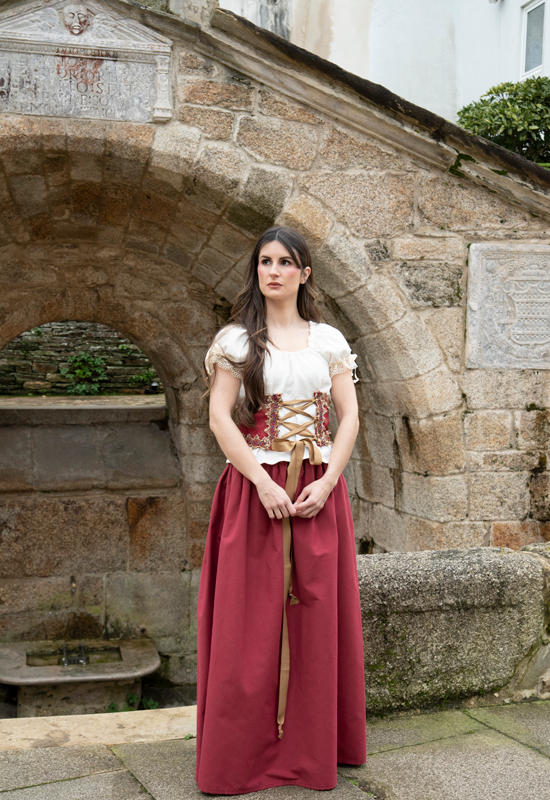 Traje Tabernera Mesonera Medieval Burdeos Talla 34-38. Blusa de lino y encaje de bolillos. Falda larga burdeos. Corsé de damasco burdeos con pasamaneria.